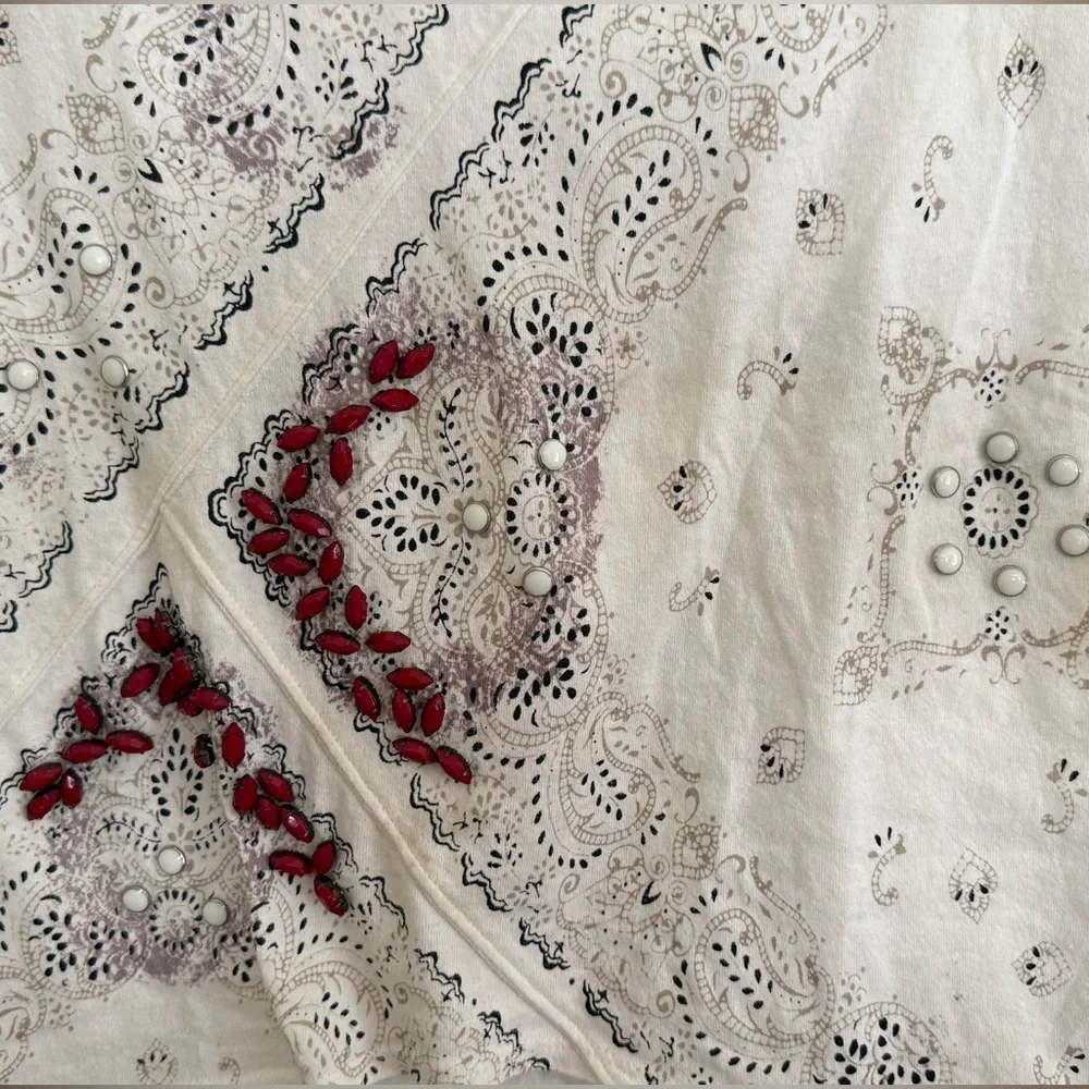 Henna-like print on comfortable white cotton with beaded details Boxy fit - Picture 5 of 6